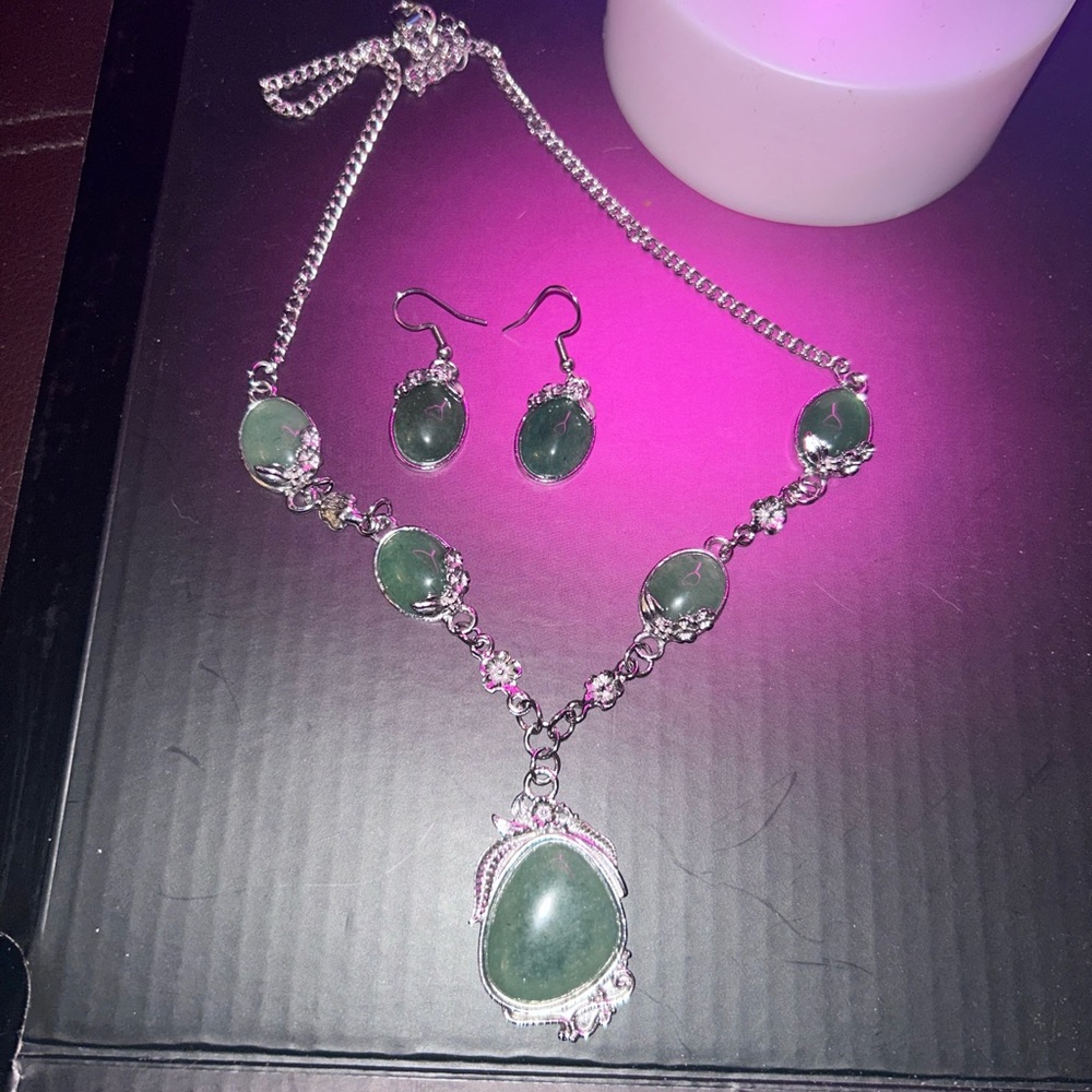 Green Aventurine Necklace (20 Inches) and Earrings in silver 140.00 ctw - Picture 6 of 6